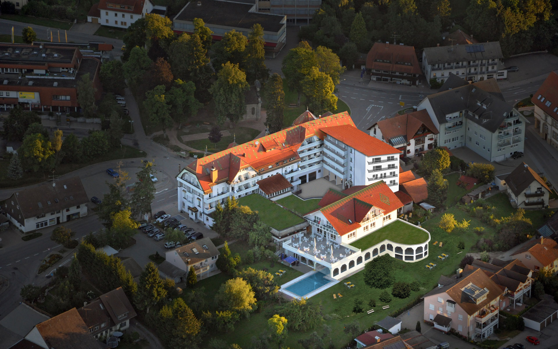 Luftaufnahme mit Außen Pool und Liegewiese von Möhringers Schwarzwald Hotel 
