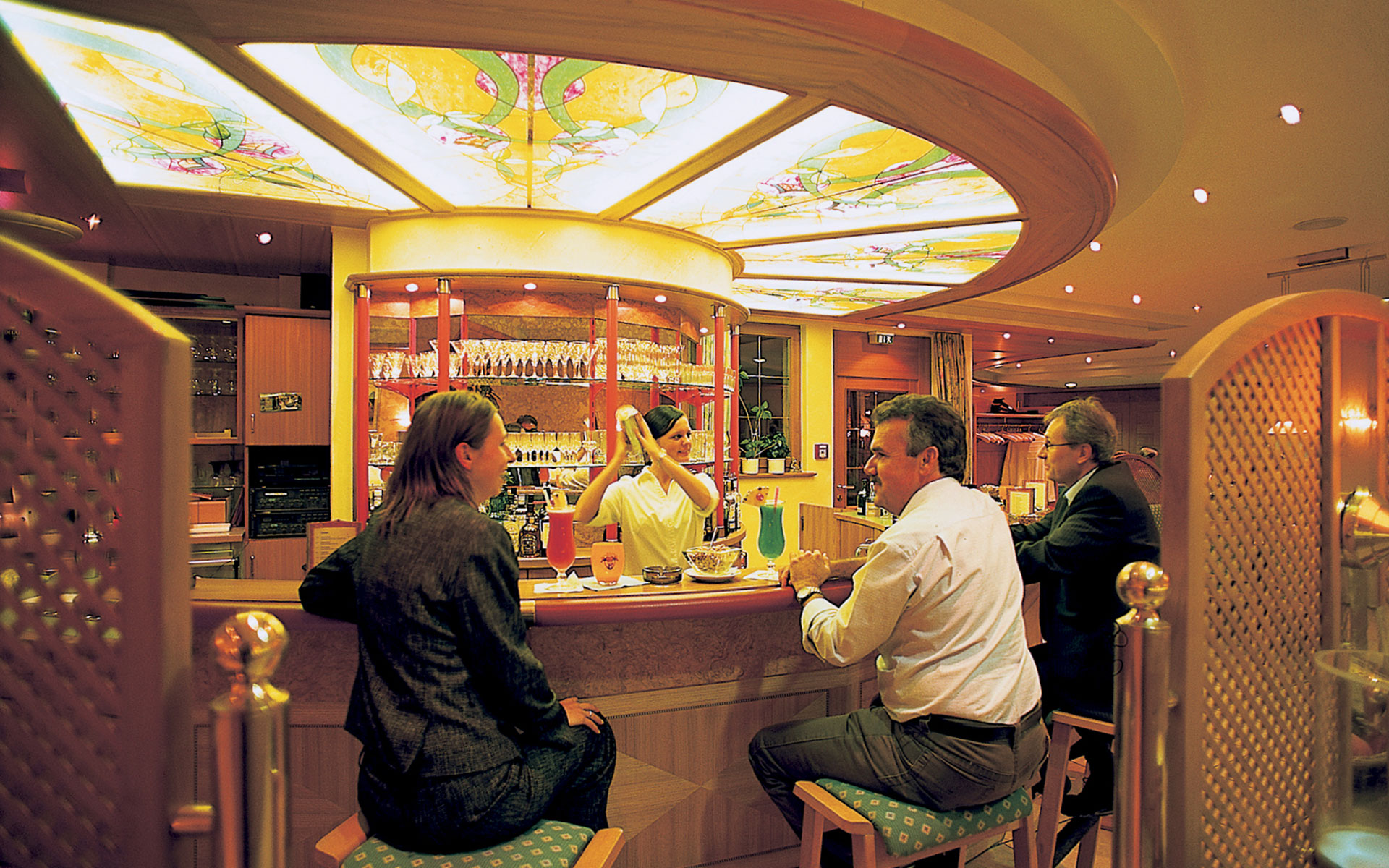 Bar mit Cocktails und Barkeeperin in Möhringers Schwarzwald Hotel