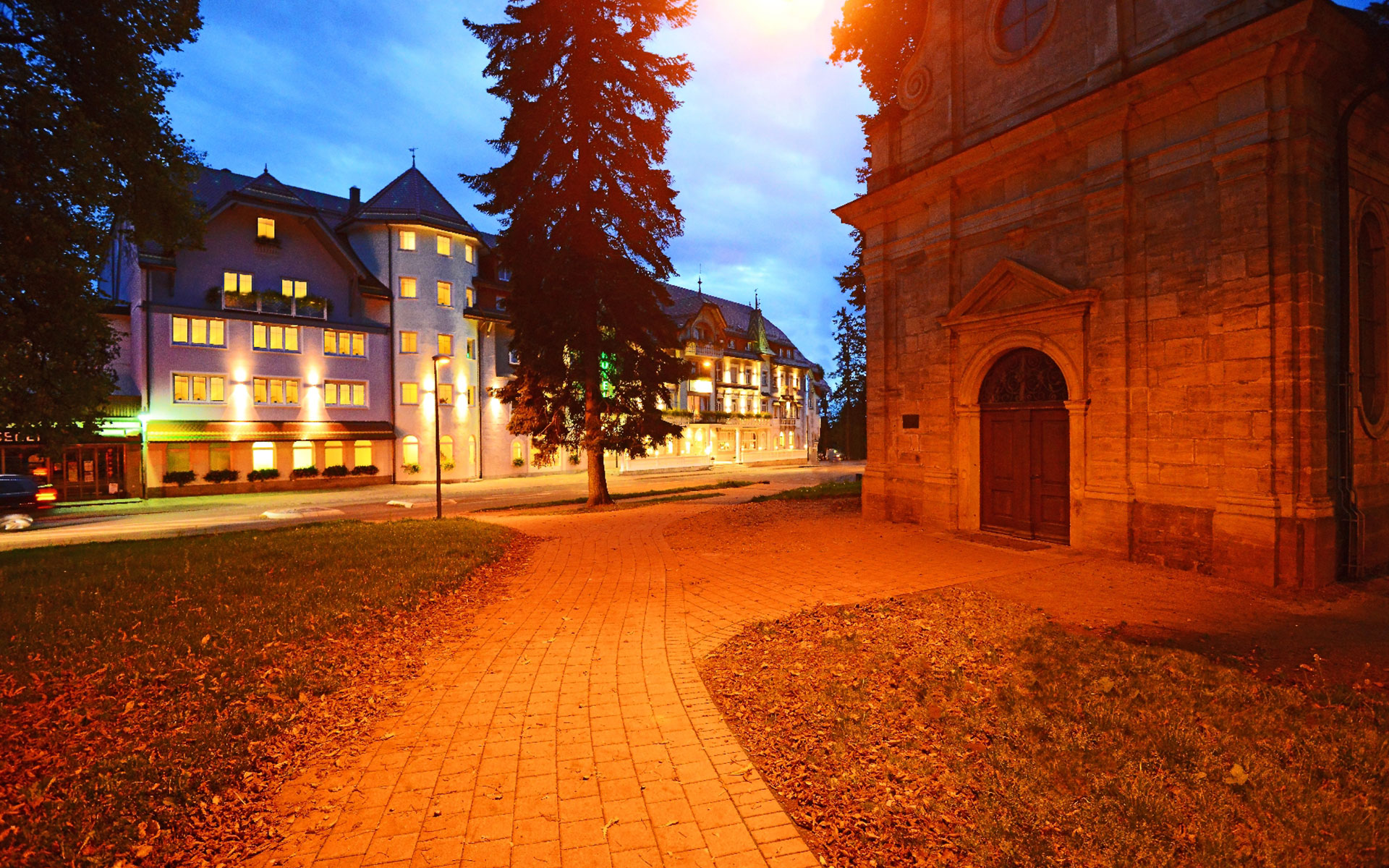Nachtansicht von Möhringers Schwarzwald Hotel mit Schloss Kapelle