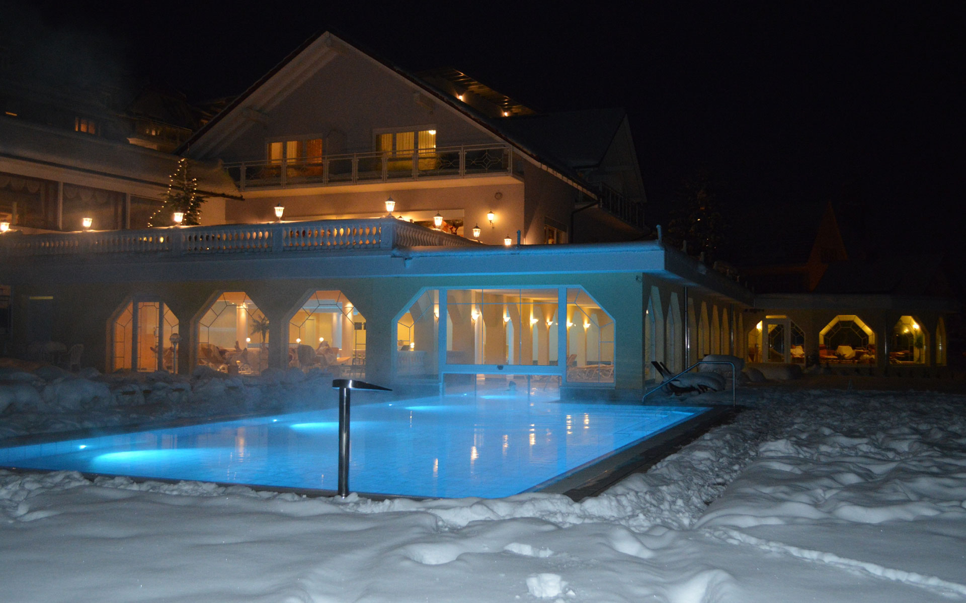 beheizter Außenpool im Winter im Wellnessbereich in Möhringers Schwarzwald Hotel