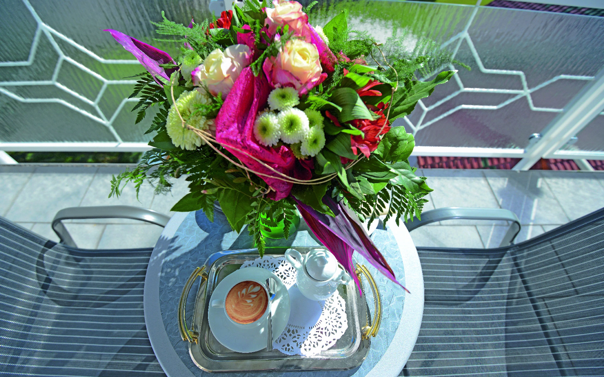 Blumenstrauß mit Kaffee auf Balkon in Möhringers Schwarzwald Hotel