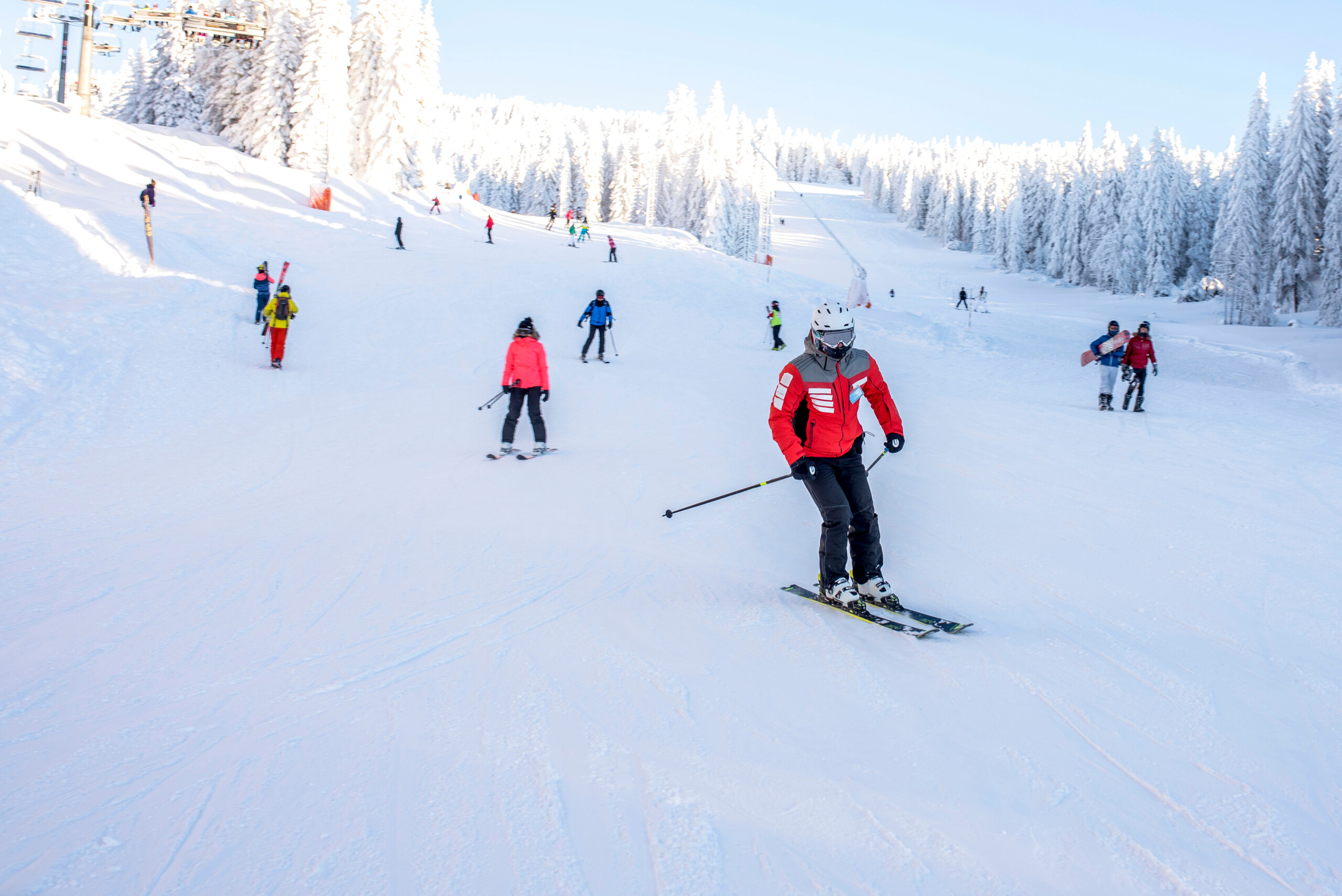 Skifahrer am Feldberg im Schwarzwald.