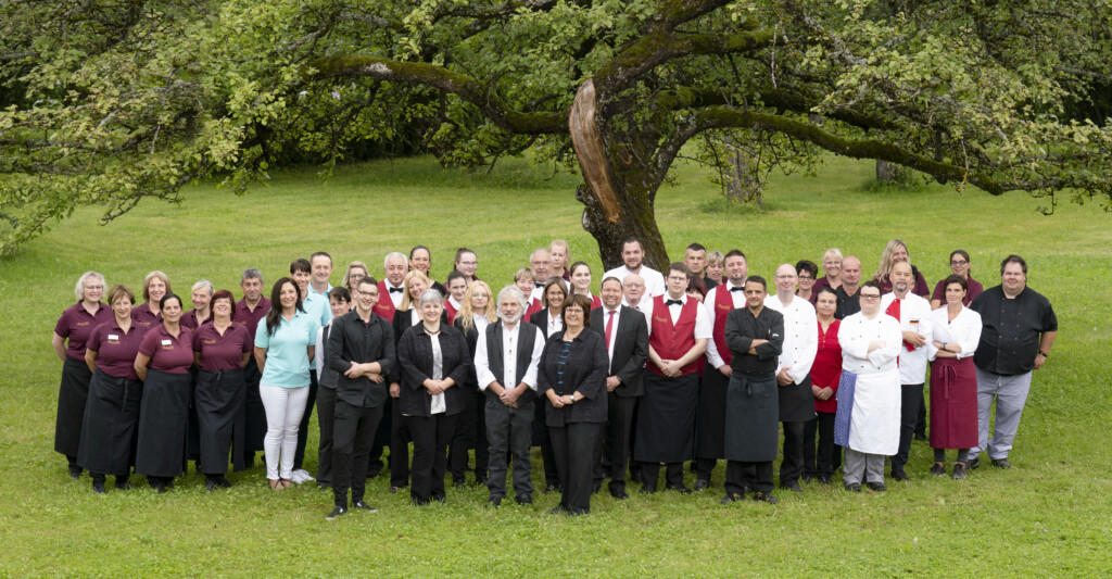 Foto vom gesamten Team von Möhringers Schwarzwald Hotel. Auf dem Foto sind ungefähr 60 Mitarbeitende.